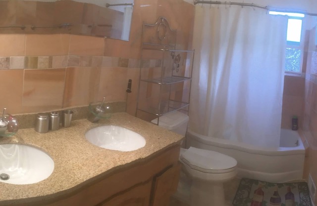 Cozy 1-bedroom place inside 3-bedroom flat with Private Bathroom near Glen Park