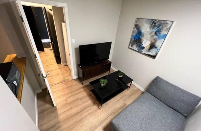 Cozy 1 Bedroom Rental with Den free parking Close to University