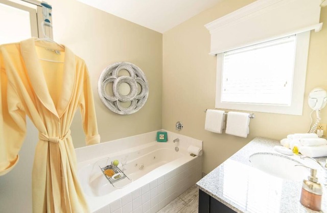 Cozy 1-bedroom resort in charming Williamsburg with I/O Pools, AC, fitness room