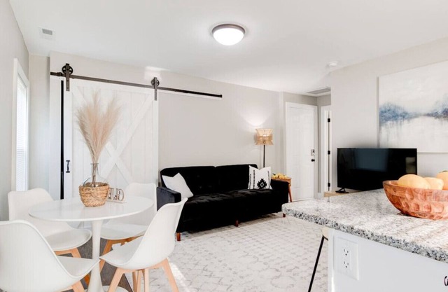 Cozy 1-Bedroom Retreat ~ New Remodel, Fast Wi-Fi