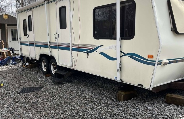 Cozy 1-bedroom RV in fantastic Leitchfield with AC