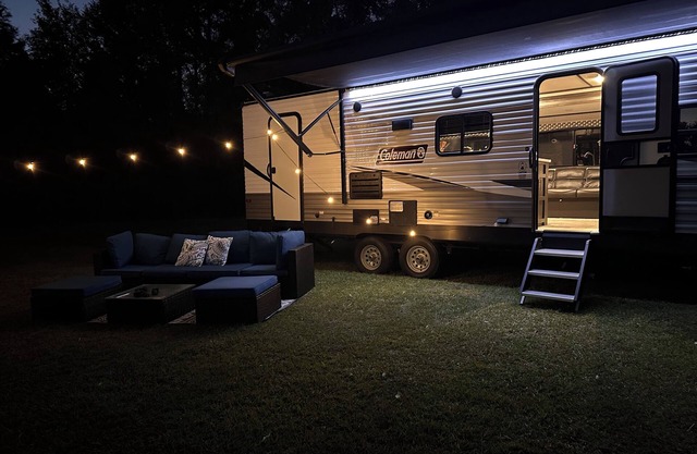 Cozy 1-bedroom RV on private stocked pond. Glamping in Greenville