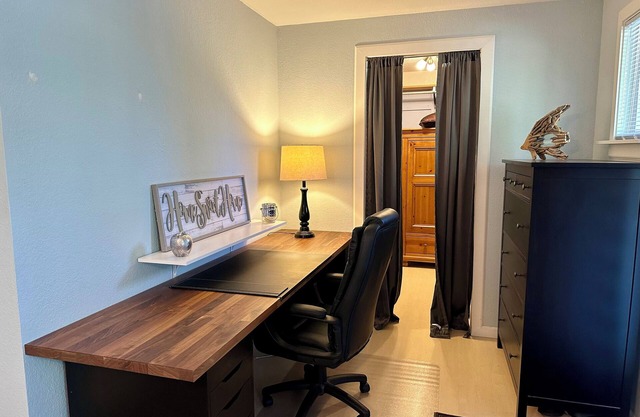 Cozy 1-bedroom suite on a small goat farm with full kitchen and living room