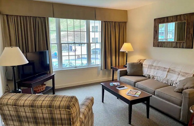 Cozy 1-bedroom Suite in Jiminy Peak Resort, with Wi-Fi, Pool, Fitness & More!