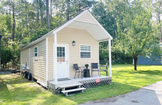 Cozy 1-bedroom tiny house B, Mayo Clinic cruise port Towncenter stadium UNF