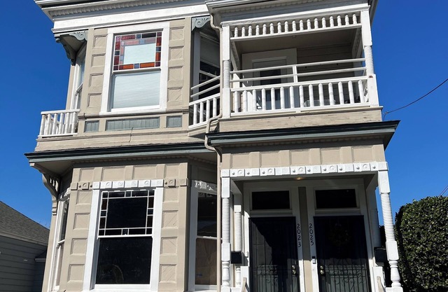 Cozy 1-bedroom Unit in Victorian style duplex w/WiFi, AC in welcoming Oakland