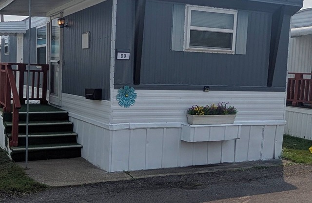 Cozy 1-bedroom mobile home in lovely Farmington Hills. Fun Tiny Home