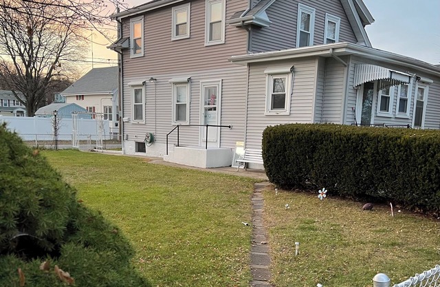 Cozy 1-bedroom apartment in awesome North Providence with AC