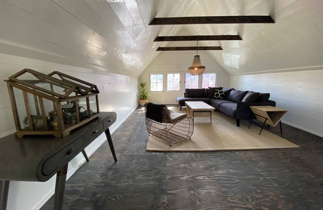 Cozy 1-bedroom with massive Artisan Loft