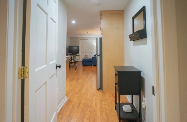 Cozy 1-bedroom with WiFi, central air, in unit laundry in enjoyable Manchester