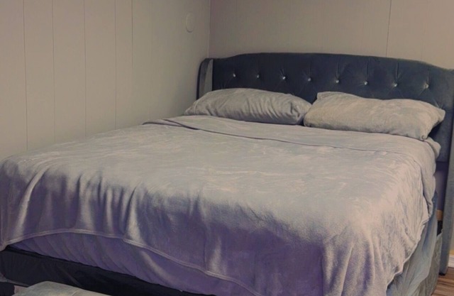 Cozy 1-bedroom with WiFi, AC, T.V and shared bathroom