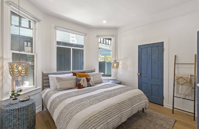 Cozy 1 BR casita overflowing with natural light!