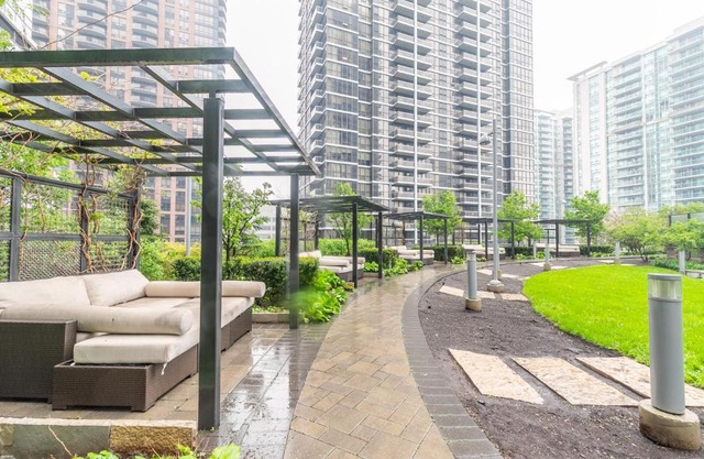 Cozy 1 BR & Den Condo in North York Free Parking