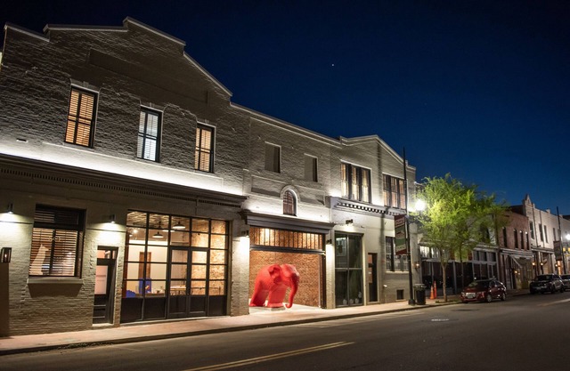 Cozy 1 BR minutes from the casino site. Walkable to coffee and restaurants!