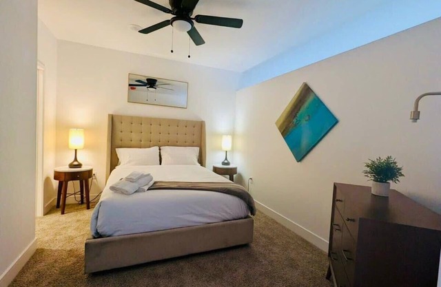 Cozy 1 BR Near DT Garage Parking Gym W&D