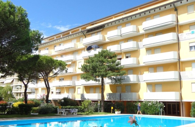 Gemütliche 1-Zimmer-Wohnung mit Gemeinschaftspool und Aufzug