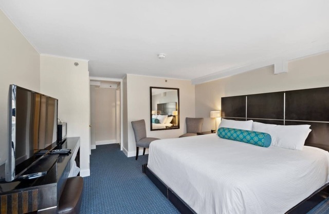 Cozy 1 King Bed Stay Above Bar & Nightlife Fun