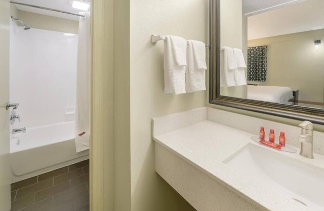 Cozy 1 - room hotel in charming Columbus and Ft. Moore with AC, WiFi