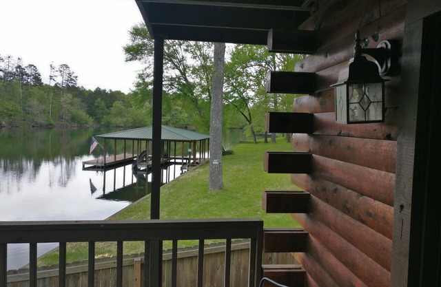 SUITE # 1 WATERFRONT LOG CABIN LODGE bei COSY ACRES
