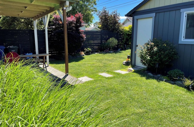 Cozy 1920's Bungalow in Tacoma with Sauna, Wood Fireplace, Chef's Kitchen