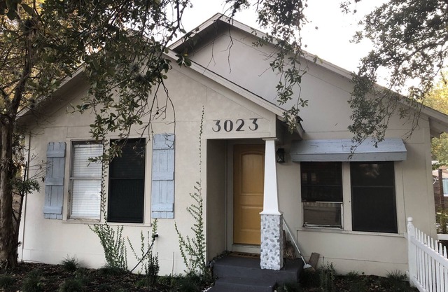 Cozy 1928 Bungalow at Stafford