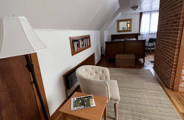 Cozy 1930's apartment at the top of the trees in Fort Russell neighborhood.