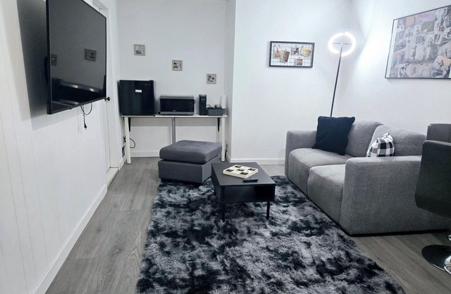 COZY 1Br Basement Suite Perfect for Couple!Free Sparkling Wine! Private Parking.