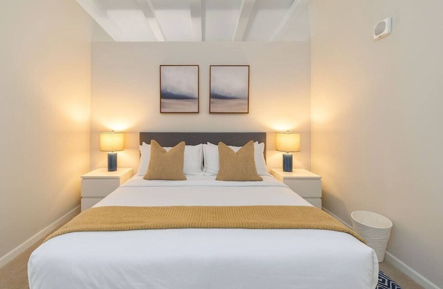 Cozy 1BR in Downtown, Walk to Stadiums + Gym