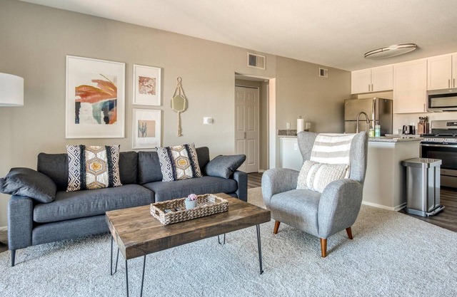 Cozy 1BR in Moorpark, Pool + Parking
