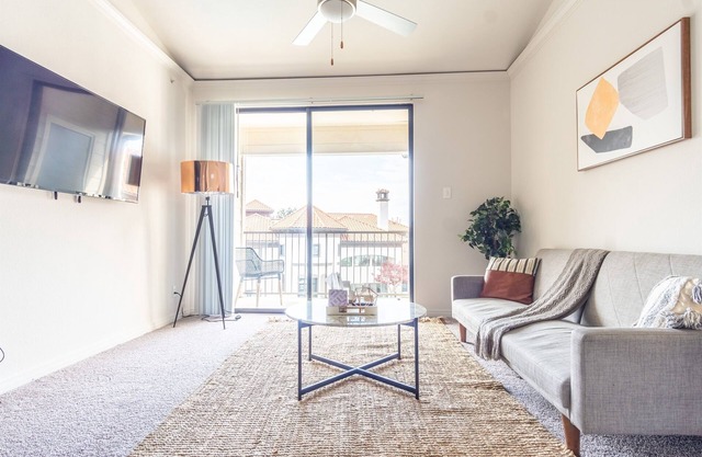 Cozy 1BR King Suite | Pool, Gym & Easy Parking