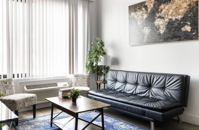 Cozy 1BR Next to Airport 4681