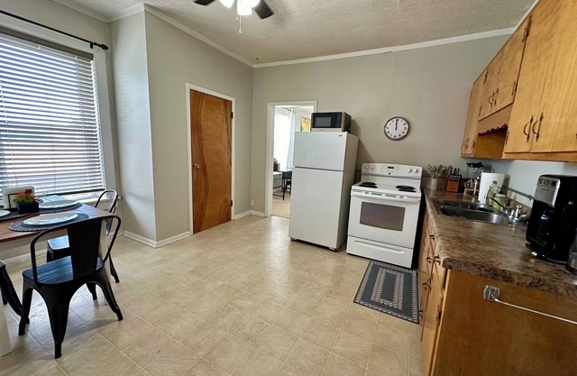Cozy 1BR on Main St 10 min to Indy