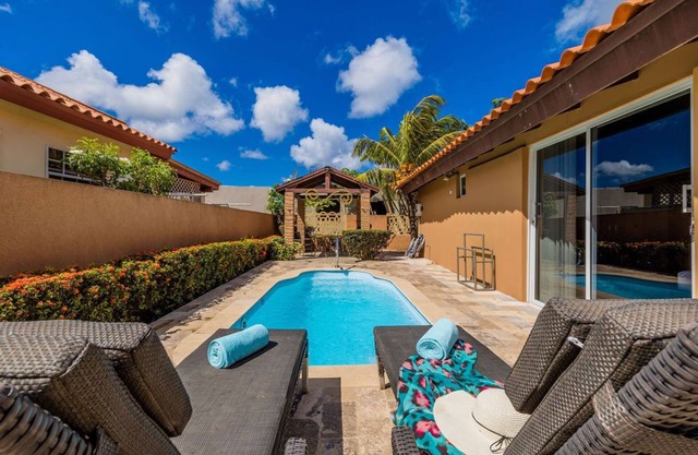 Cozy 1BR1BA w/ Private Pool & Patio Close 2 Beach