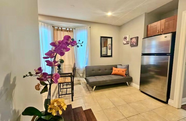 Cozy 1st floor Apartment near Dufferin Subway Station
