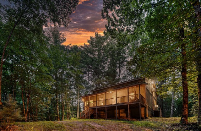 Cozy 2/2 Cabin - Hot Tub, Pet friendly, Close to Cohutta Forest & Carter Lake