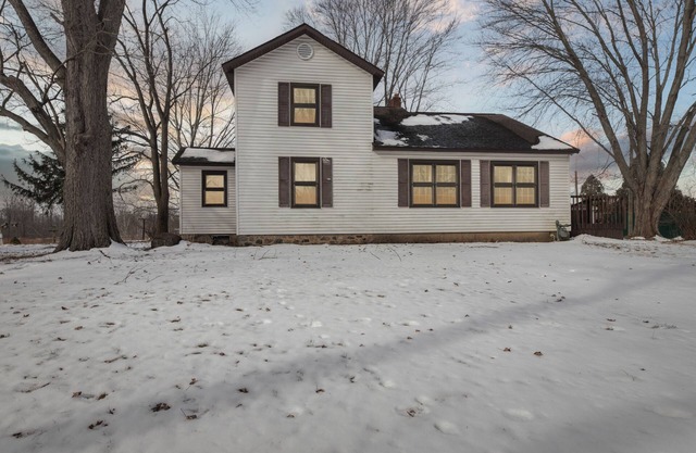 Cozy 2.5 Acres Farmhouse in Battle Creek whit hot tub