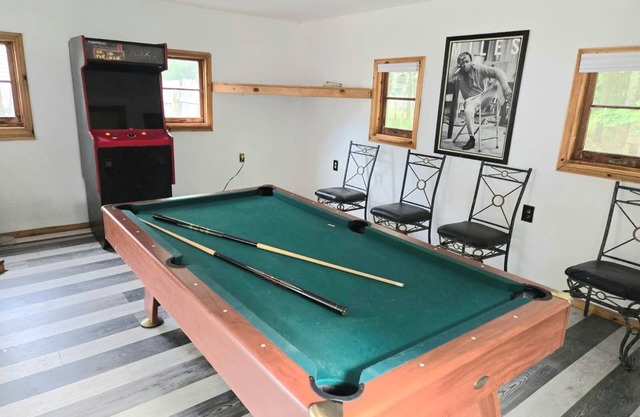 Cozy 2 BDRM Cabin in Oscoda, MI. Sleeps 6. Minutes from Lake Huron #4