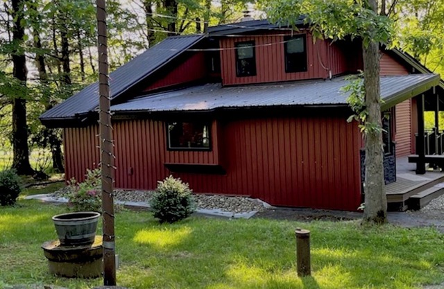 Cozy 2-bdrm house on Great Sacandaga Lake. Close to historic Saratoga Racetrack.