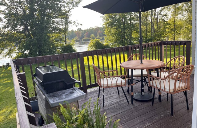 Cozy 2-bdrm in village of Potsdam. Walk to downtown, directly on the river.