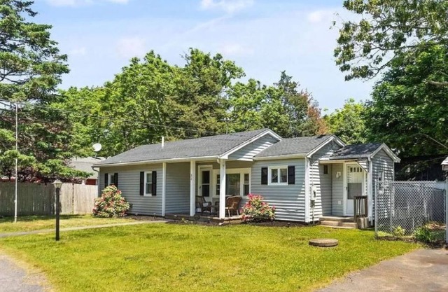 Cozy 2 bdrm sleeps 5. Walk to Electric Av Beach, Main St, Canal, Mass Maritime.