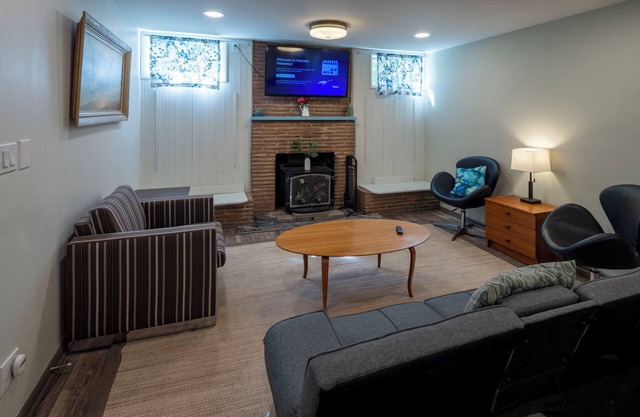 Cozy 2-bed/1ba daylight basement, Sleeps 6, 2 miles from Alki Beach
