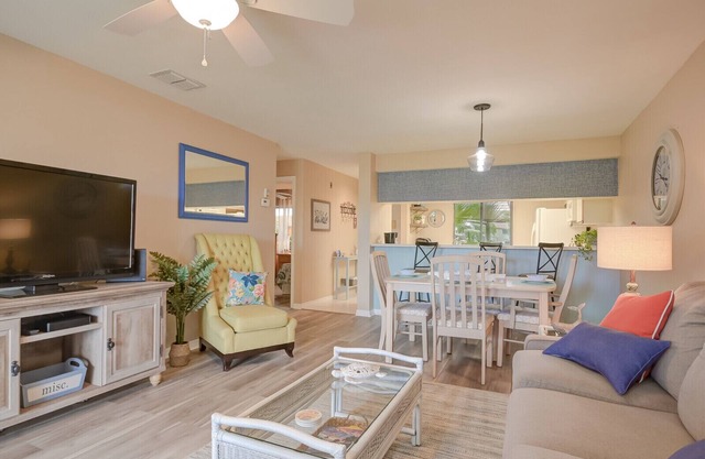 ☀️Cozy 2 Bed 2 Bath, Ground Floor w/ Lake View 10 Mins to Airport /Pool & Jacuzzi