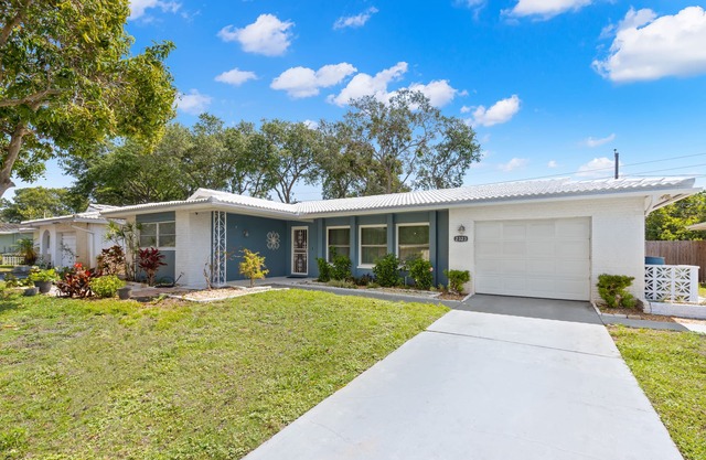 Cozy 2 Bed 2 Bath Home Near Beaches and Downtown Dunedin.