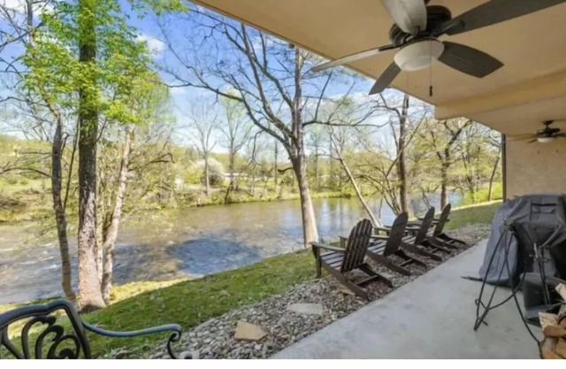 Cozy 2-bed/2bath riverfront condo in amazing Townsend with WiFi, AC