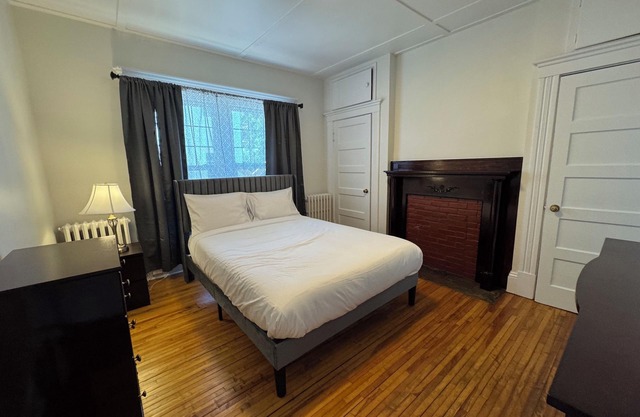 Cozy 2-Bed Apartment in Town