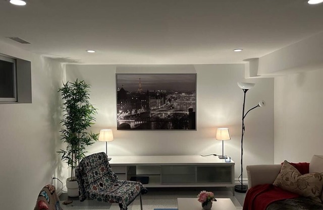 Cozy 2-Bed Basement Haven for Students, Travelers, and Immigrants