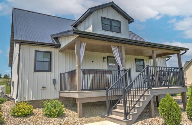 Cozy 2 Bed/Bath Cottage With Private Hot Tub