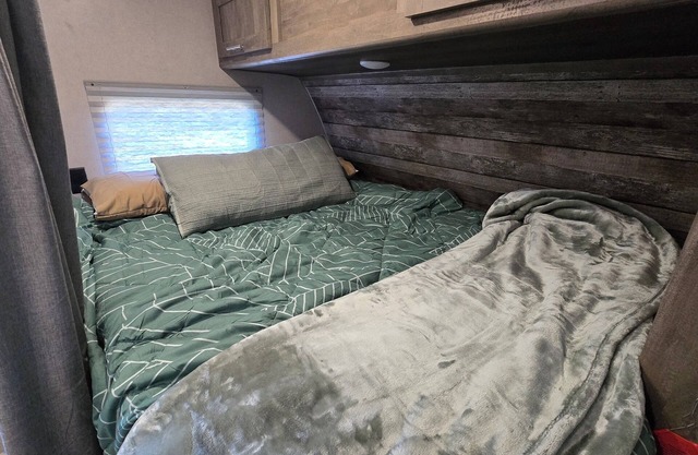 Cozy 2 bed camper near Cheboygan