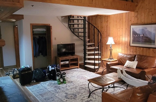 Cozy 2 bed condo w loft, hot tub and pool. ski shuttle. 1/8 mile to base