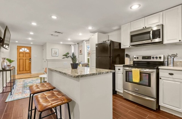 Cozy 2-Bed Retreat with a Spacious Yard!